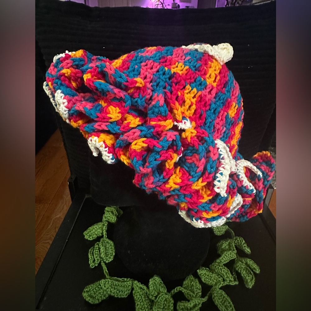 Festive Ruffle Hat - Picture 4 of 5